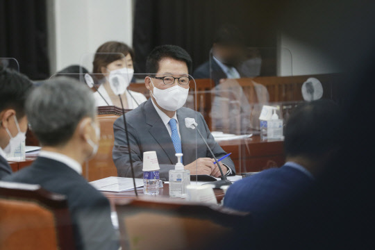 박지원 국가정보원장이 8일 국회에서 열린 정보위원회 전체회의에 참석하고 있다. 연합뉴스